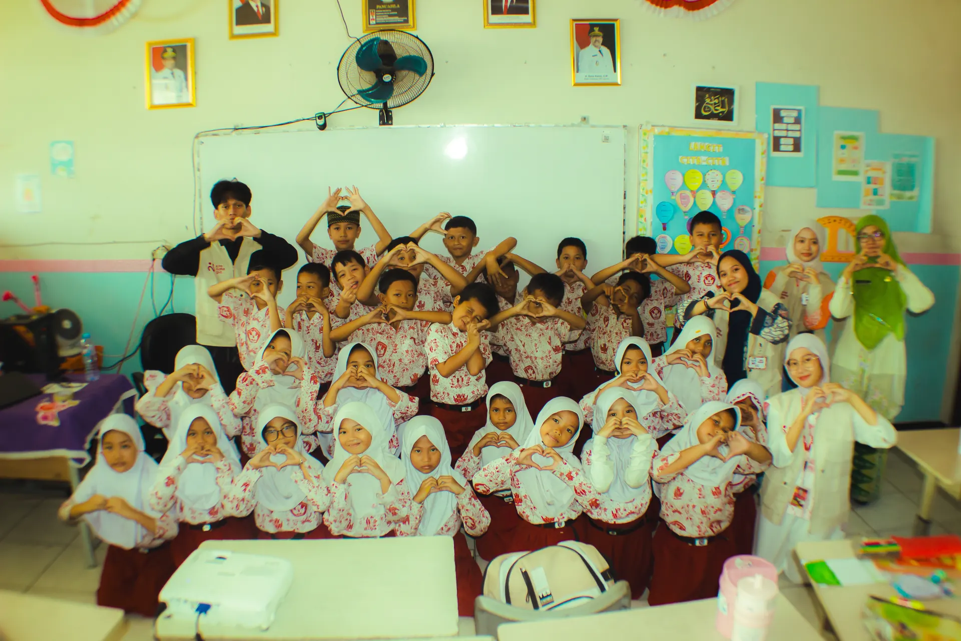 Relawan Kita Bahagia berkegiatan bersama anak-anak