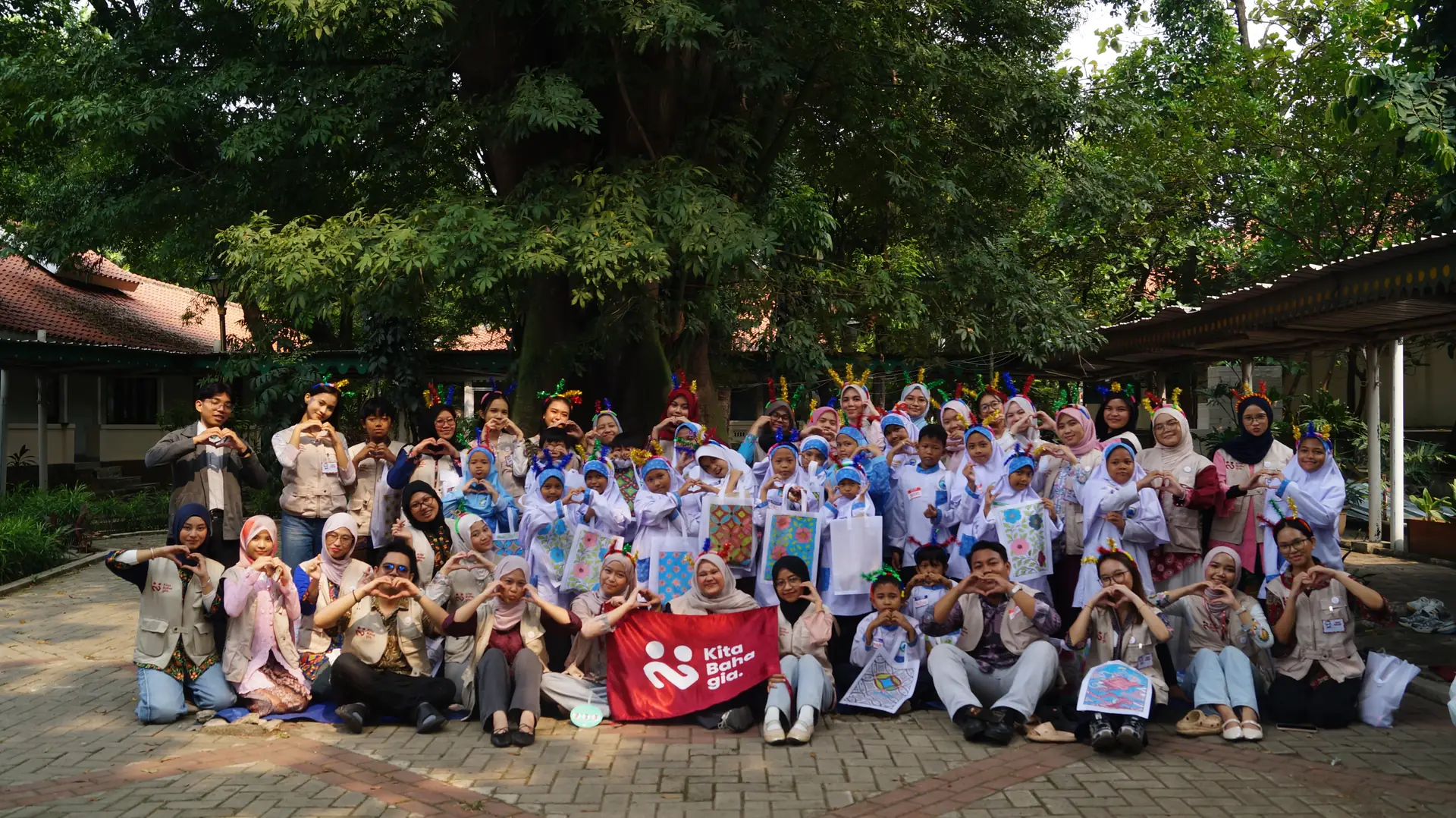 Relawan dan komunitas hadir bersama